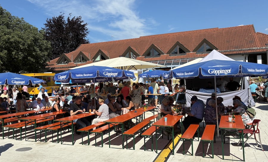 Schatten unter den Sonnenschirmen gefragt
