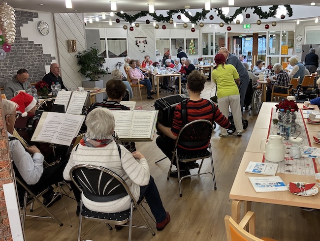 Zur Musik gab es Kaffee und gespendete Kuchen