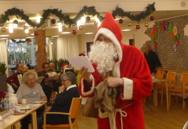 Nikolaus liest Gedicht vor