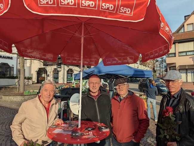 Uli Hiller, Walter Künstler, Martin Pflugfelder und Dr. Roland Peter am SPD-Stand
