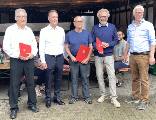 Mitgliedschaft 50 Jahre: Peter Krössinger (li.) und Hans Häcker (Mitte); 40 Jahre: Reiner Oppelland 2.v.re.